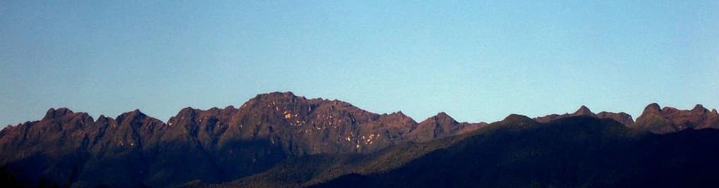 Cordillera con picos escarpados bajo un cielo azul despejado