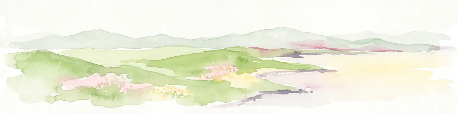 Una suave ilustración en acuarela que representa un paisaje de colinas onduladas que se encuentran con una gran masa de agua bajo un cielo claro.