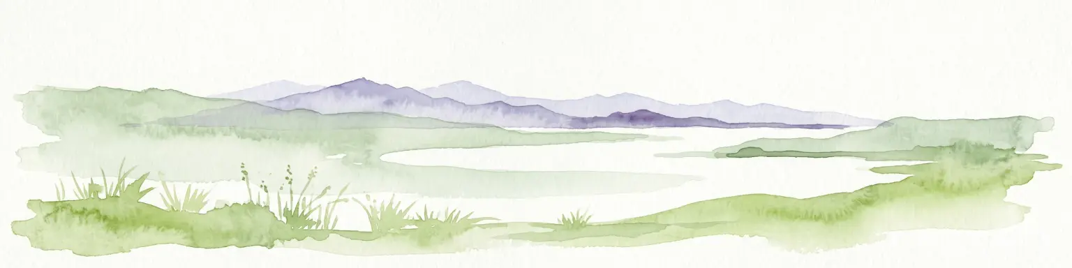 Ilustración en acuarela de una bahía costera con un primer plano de hierba verde y colinas moradas a lo lejos sobre un fondo blanco liso.