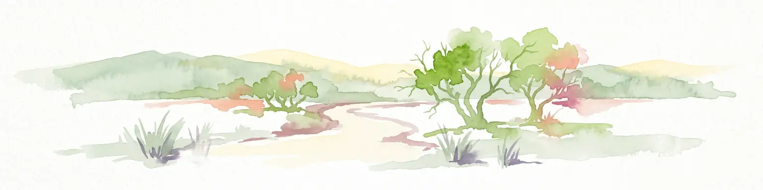 Una suave ilustración en acuarela de un amplio paisaje árido con árboles dispersos, arbustos bajos y colinas onduladas al fondo.