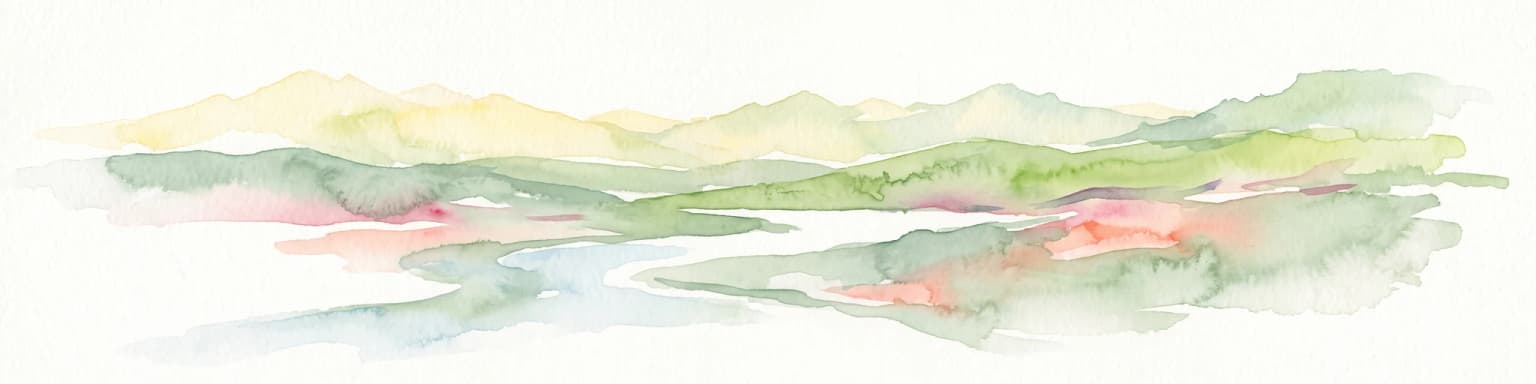 Una pintura minimalista en acuarela que representa colinas onduladas y valles suaves en tonos verdes apagados, amarillos y rojos suaves sobre un fondo blanco.