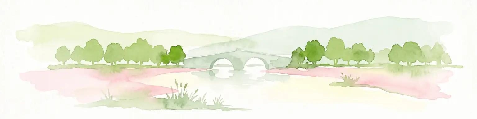 Una pintura en acuarela que muestra un paisaje de tonos suaves con un puente de arco de piedra sobre un río, enmarcado por árboles y colinas suaves.
