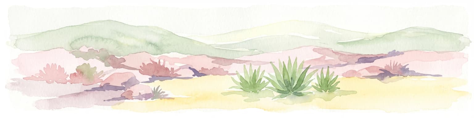 Una pintura horizontal en acuarela que muestra un paisaje desértico con colinas onduladas al fondo y plantas de agave en primer plano.