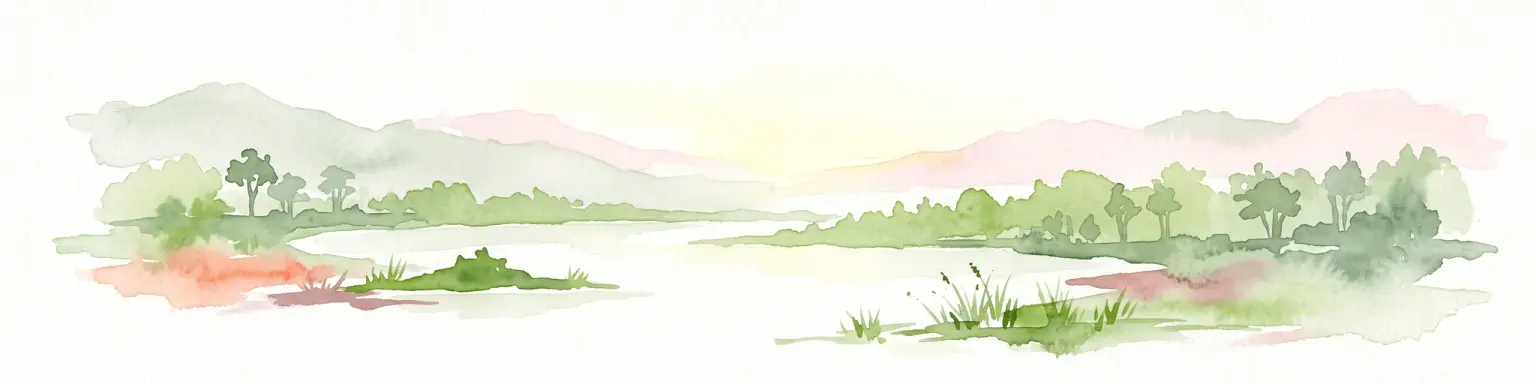 Una suave acuarela horizontal que representa un paisaje de humedal tranquilo con colinas onduladas a lo lejos, vegetación verde y pequeñas islas en el agua.