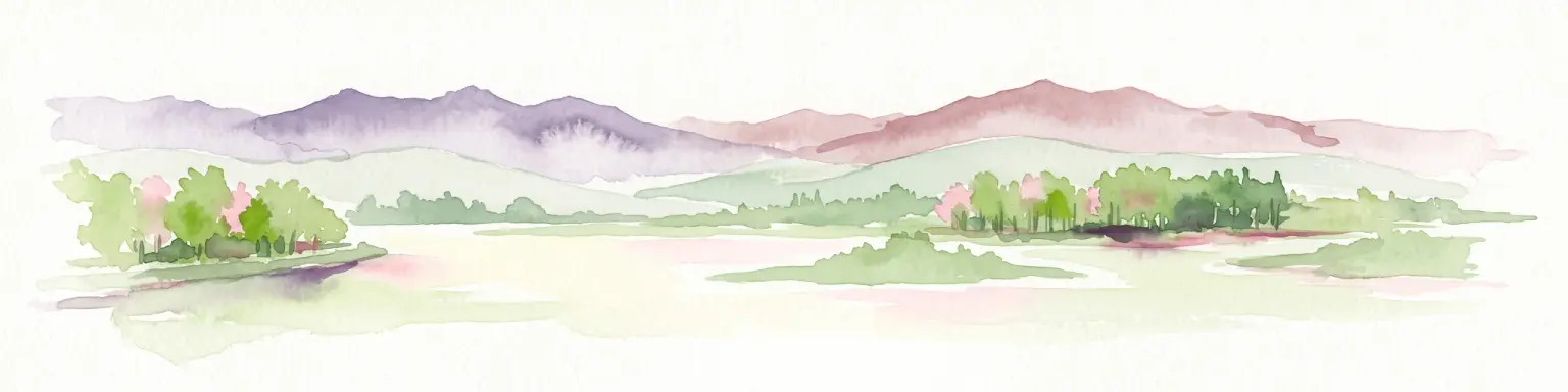 Acuarela de una masa de agua tranquila rodeada de vegetación y montañas lejanas bajo un cielo claro.