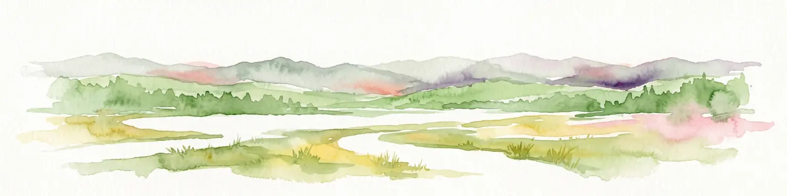 Una suave y artística acuarela que muestra colinas verdes onduladas al fondo con un sendero serpenteante y campos en primer plano, sobre un fondo blanco.