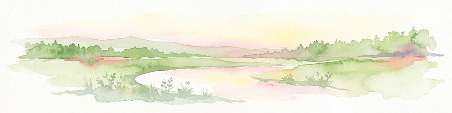 Una pintura horizontal en acuarela que muestra una masa de agua tranquila en primer plano, con suaves colinas onduladas y vegetación ligera al fondo bajo un cielo dorado y suave.