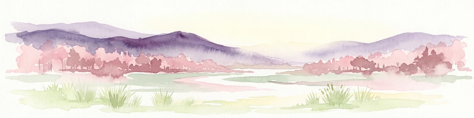 Una pintura horizontal en acuarela que representa un paisaje suave con colinas púrpuras distantes, un arroyo serpenteante y vegetación verde de hierba en primer plano.