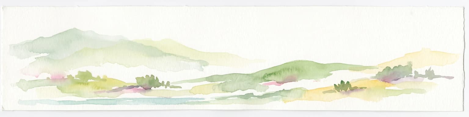 Una pintura horizontal en acuarela que muestra suaves colinas verdes y una línea de agua azul claro sobre un fondo blanco.