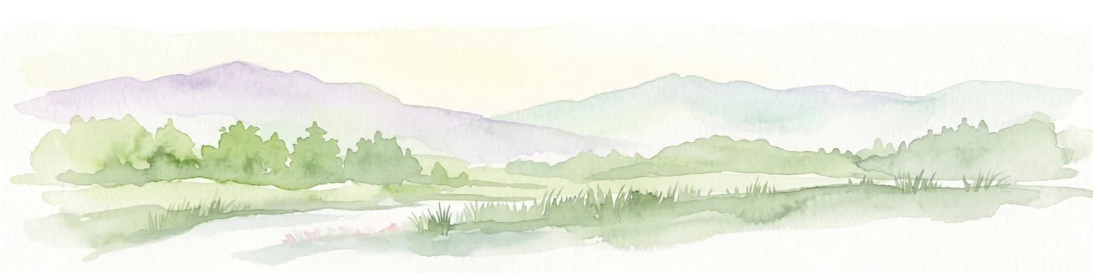 Una pintura en acuarela que muestra una vista panorámica de un paisaje verde de humedales con suaves montañas púrpuras al fondo.