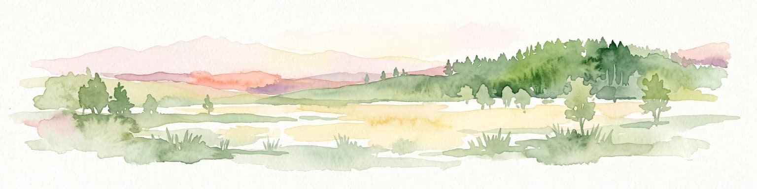 Una pintura horizontal en acuarela que muestra un paisaje de turbera tipo pradera con cubierta vegetal de color verde claro y amarillo, árboles pequeños dispersos y un fondo de colinas onduladas y crestas boscosas en tonos de verde y rosa suave.
