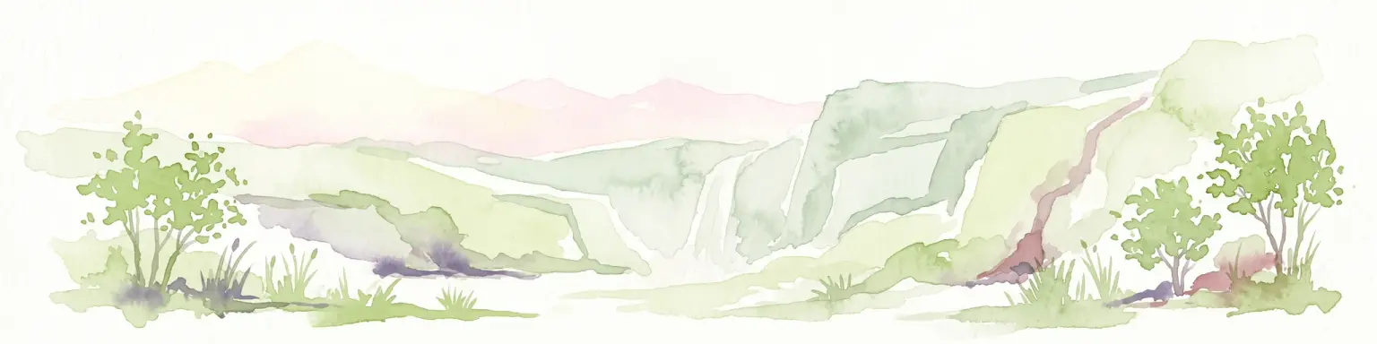 Una ilustración de acuarela pálida y de tonos suaves de un paisaje natural con colinas onduladas, una pequeña cascada y árboles dispersos sobre un fondo blanco.