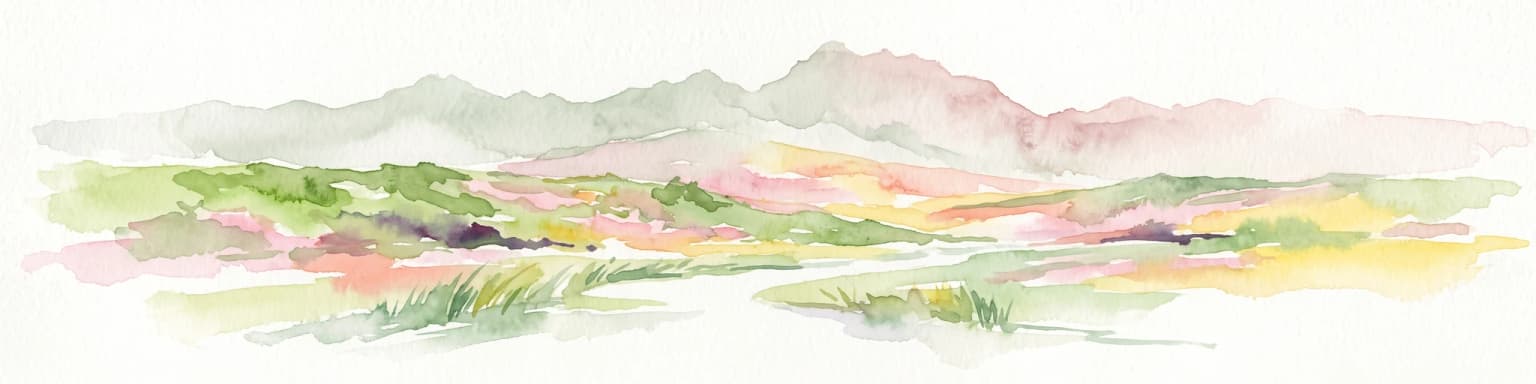 Una ilustración suave en acuarela que muestra una cadena montañosa brumosa detrás de llanuras onduladas cubiertas de matorrales en tonos pastel.