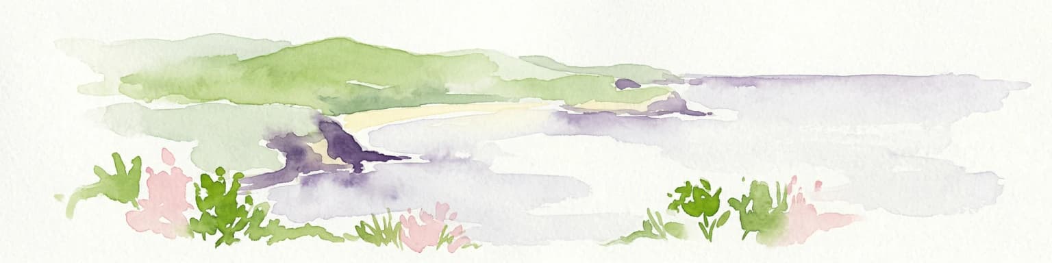 Pintura de acuarela que representa un paisaje costero con colinas verdes, playa de arena y plantas rosas y verdes en primer plano