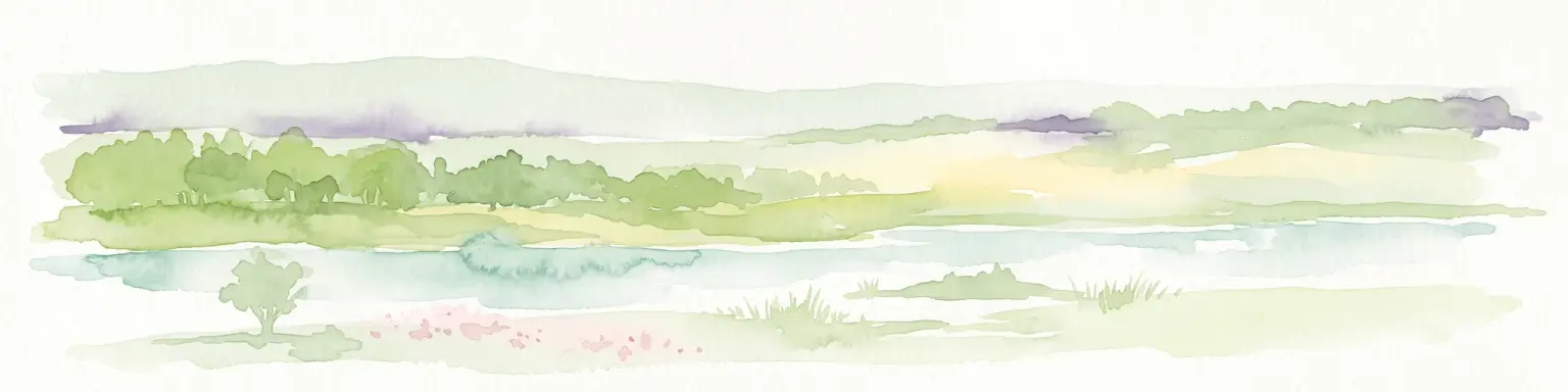 Una amplia ilustración en acuarela de un lago rodeado de árboles verdes y colinas onduladas, con un pequeño árbol y flores rosas en primer plano.