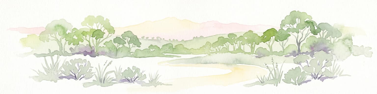 Una ilustración horizontal en acuarela de un paisaje boscoso disperso con arbustos bajos y árboles sobre un fondo pálido y de colores suaves.