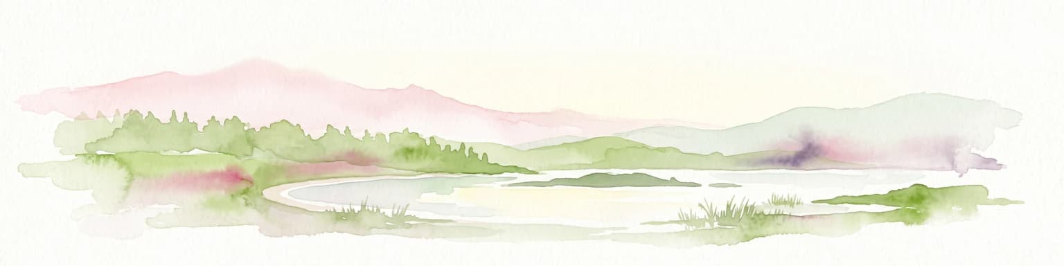 Pintura en acuarela de un paisaje costero verde y brumoso con colinas, una pequeña isla y reflejos de luz en el agua.