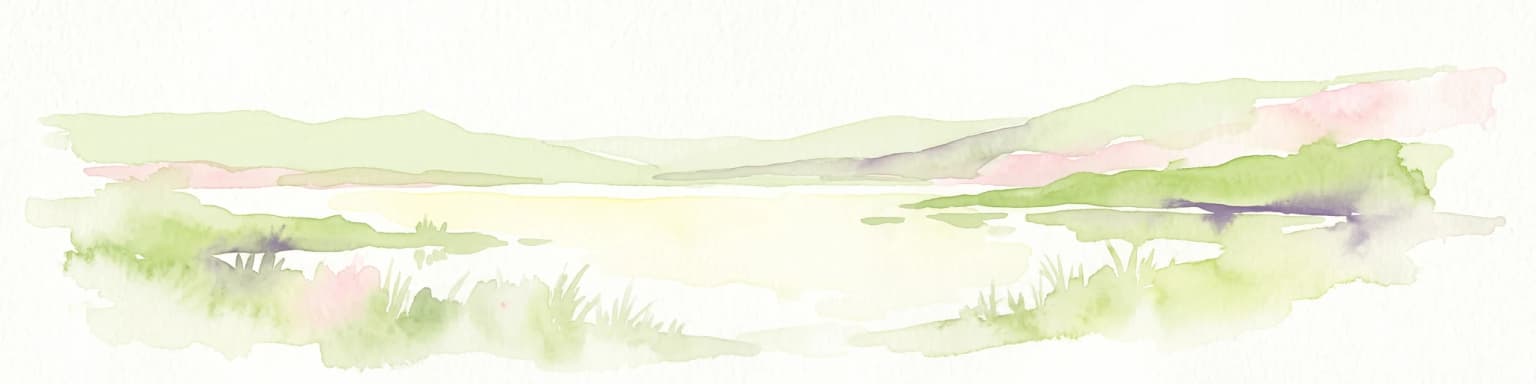 Una ilustración pálida y minimalista en acuarela de un paisaje suave y ondulado con lavados de verde claro y rosa sobre un fondo blanco.