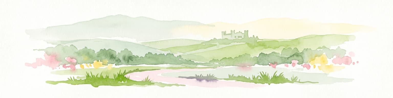 Una acuarela de tonos pastel y suaves que representa un paisaje verde ondulado con una pequeña masa de agua en primer plano y la silueta de un edificio en una colina al fondo.