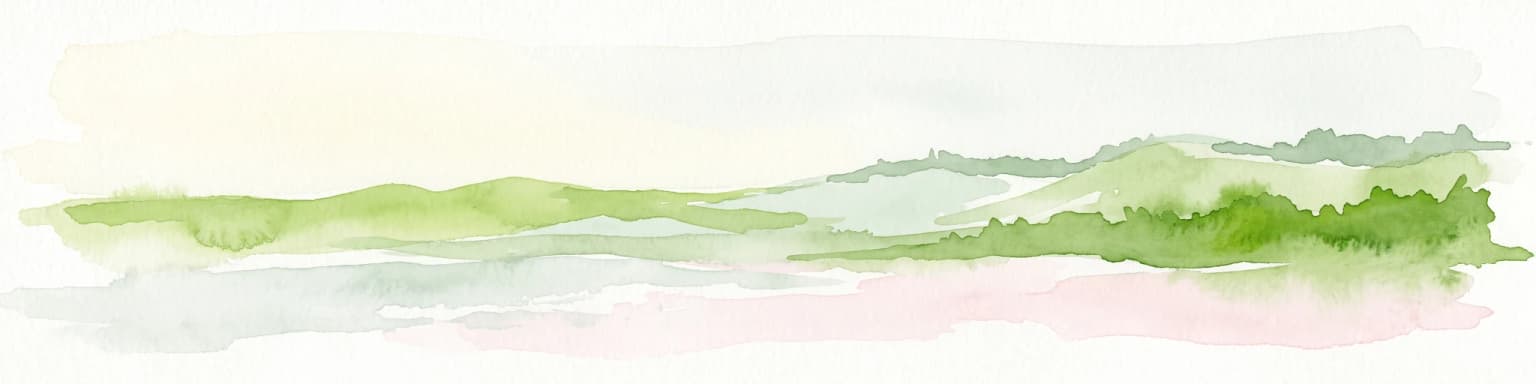 Una ilustración minimalista en acuarela que muestra colinas verdes onduladas y una costa sobre un fondo pálido, representando el paisaje costero natural.