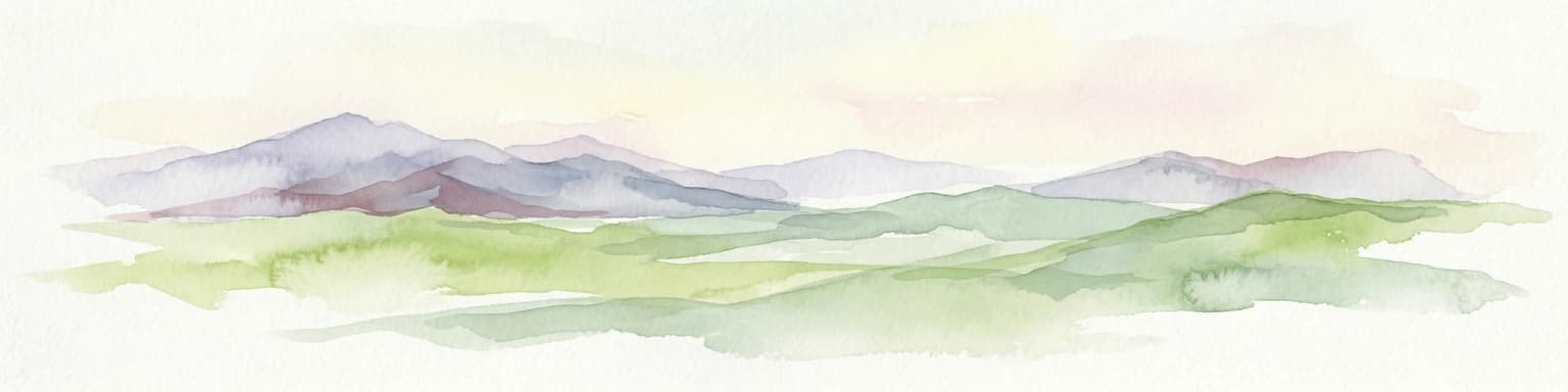 Pintura de acuarela de colinas verdes y onduladas y montañas púrpuras bajo un cielo pastel