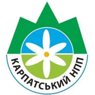 Green mountain peaks, blue and green circular background with white flower, and Cyrillic text 'КАРПАТСЬКИЙ НПП' on emblem