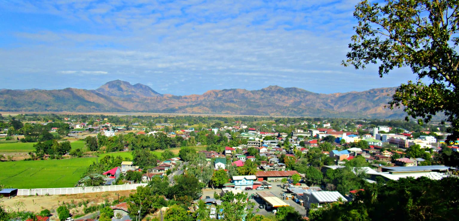 Vista panorámica del Valle de Abra con pueblos, campos y montañas bajo un cielo parcialmente nublado