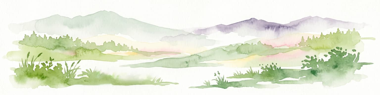 Una ilustración horizontal en acuarela que muestra suaves primeros planos de hierba verde, un plano medio de vegetación baja y siluetas lejanas de montañas púrpuras y verdes sobre un fondo blanco.