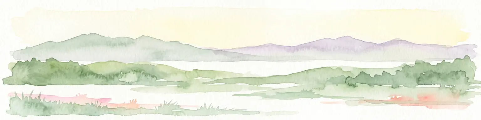 Una pintura horizontal en acuarela que muestra un paisaje suave con montañas lejanas, colinas verdes y ligeros reflejos de agua.