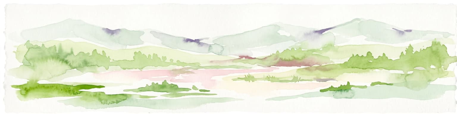 Una pintura en acuarela que muestra un suave paisaje panorámico de colinas bajas, campos verdes y agua, con un estilo ligero y etéreo.