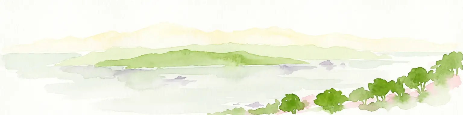 Una ilustración suave en acuarela que muestra una isla con colinas verdes onduladas que se elevan desde el agua, con una hilera de árboles a lo largo de la costa en primer plano.