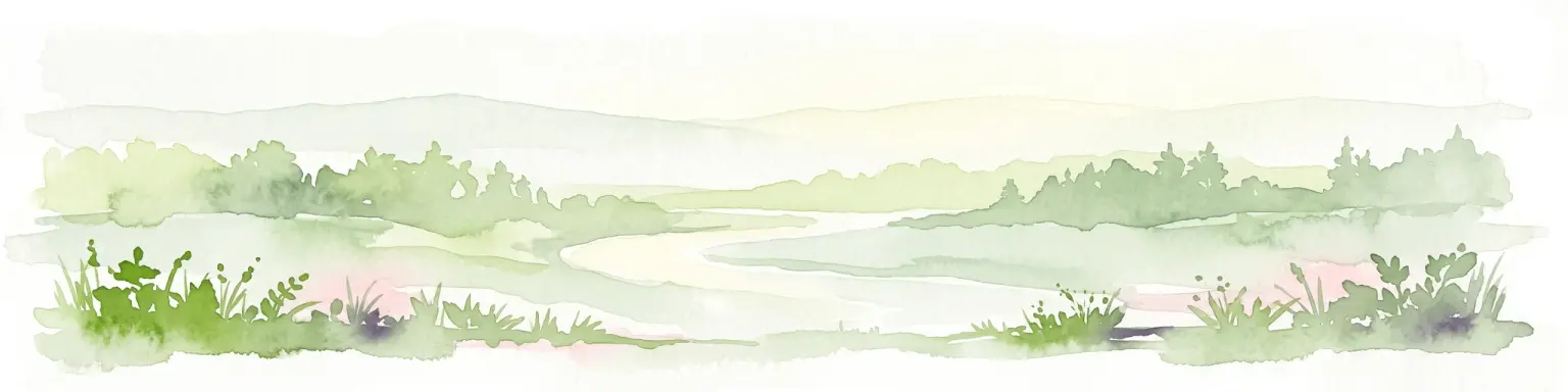 Una pintura horizontal en acuarela que muestra un río serpenteante fluyendo a través de un paisaje verde exuberante con colinas onduladas a lo lejos.