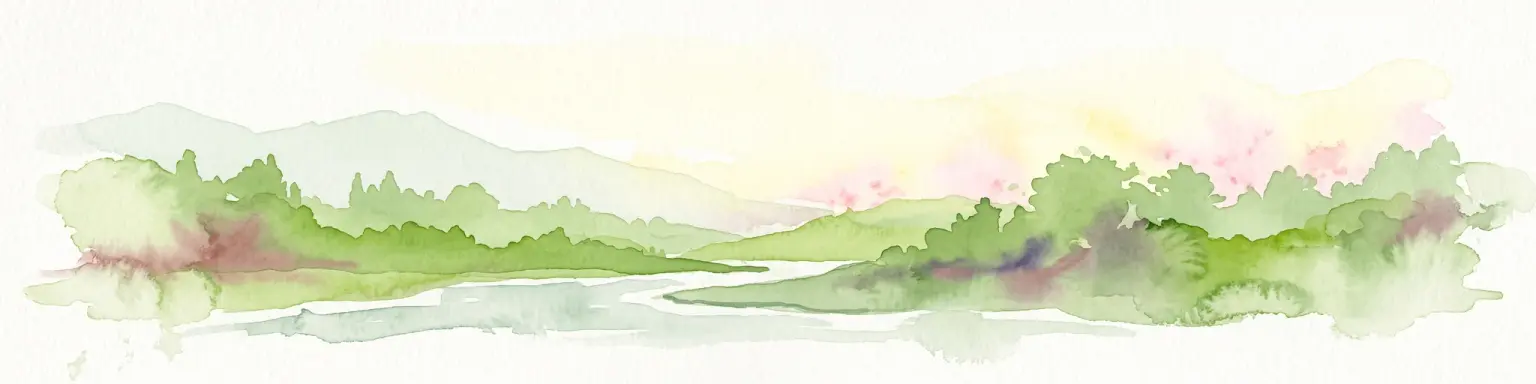 Una suave ilustración en acuarela de un río que serpentea entre vegetación de manglares verdes, con colinas distantes bajo un cielo claro y brumoso.