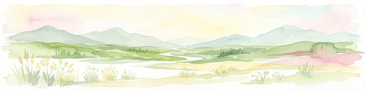 Una suave ilustración en acuarela que presenta una vista panorámica de colinas verdes onduladas, montañas lejanas, un arroyo serpenteante y flores silvestres en primer plano.