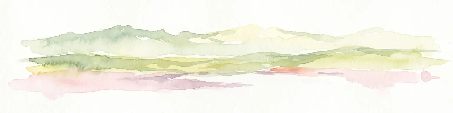 Pintura en acuarela de una cadena montañosa abstracta y estilizada y un paisaje en tonos verde pálido, amarillo y morado suave sobre un fondo blanco.