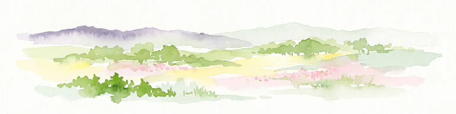 Una suave acuarela de luz que representa un paisaje de valle con colinas verdes onduladas, montañas lejanas de tono púrpura y manchas de vegetación rosa, amarilla y verde.
