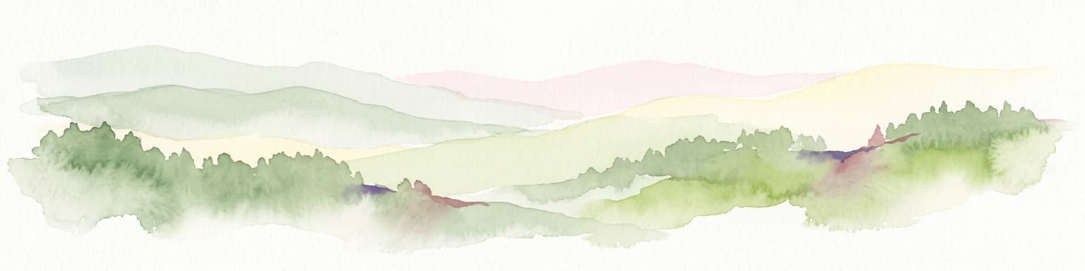 Una pintura horizontal en acuarela que muestra suaves colinas verdes en capas y crestas boscosas sobre un fondo blanco.