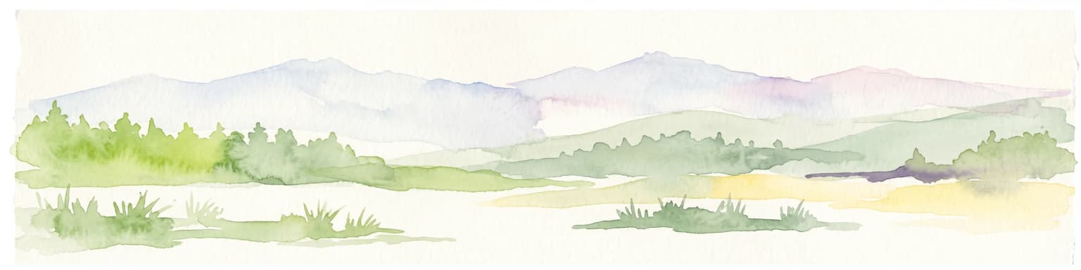 Una acuarela pálida y minimalista que muestra un paisaje horizontal con una fina línea de árboles en el plano medio y suaves picos montañosos en tonos azules al fondo contra un cielo blanco.