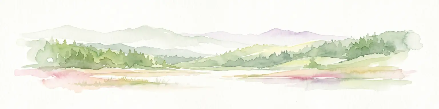 Una ilustración suave en acuarela de una cadena montañosa con prados y árboles en primer plano, representada en tonos verdes claros, rosas y púrpuras apagados sobre un fondo blanco.