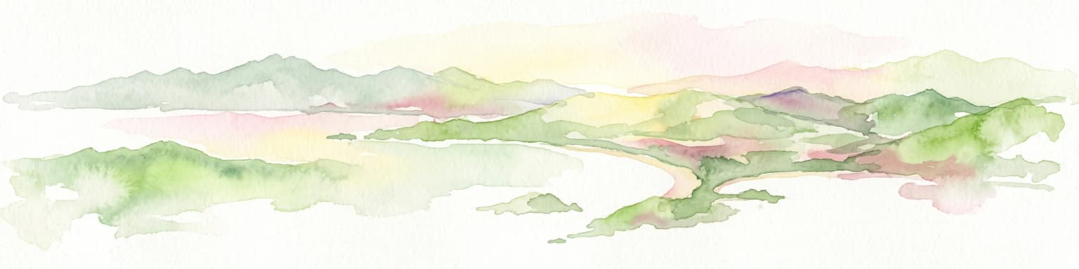 Una suave pintura panorámica en acuarela que representa un paisaje costero con colinas verdes onduladas, montañas lejanas y una costa pálida.