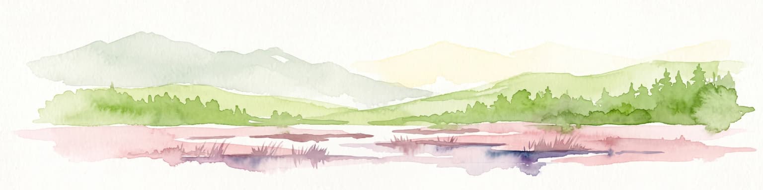 Acuarela de un suave paisaje de colinas verdes con un primer plano de tonos rosas y púrpuras suaves, sobre un fondo claro.