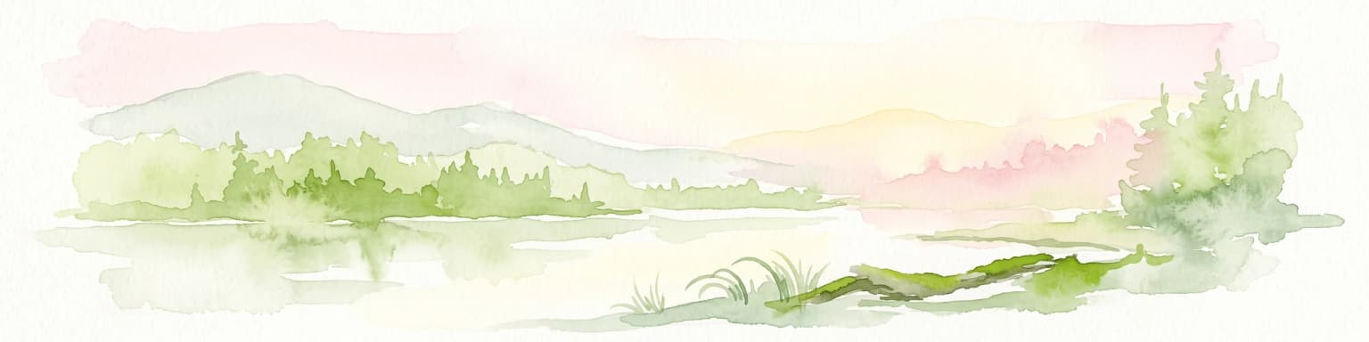 Una suave ilustración en acuarela que representa una escena fluvial tranquila con árboles de hoja perenne, una orilla cubierta de hierba y colinas onduladas a lo lejos en tonos verdes pálidos y rosados.