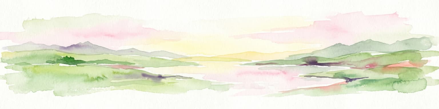 Una ilustración suave en acuarela de un paisaje costero con colinas verdes onduladas y un cielo rosa y amarillo reflejado en aguas tranquilas.