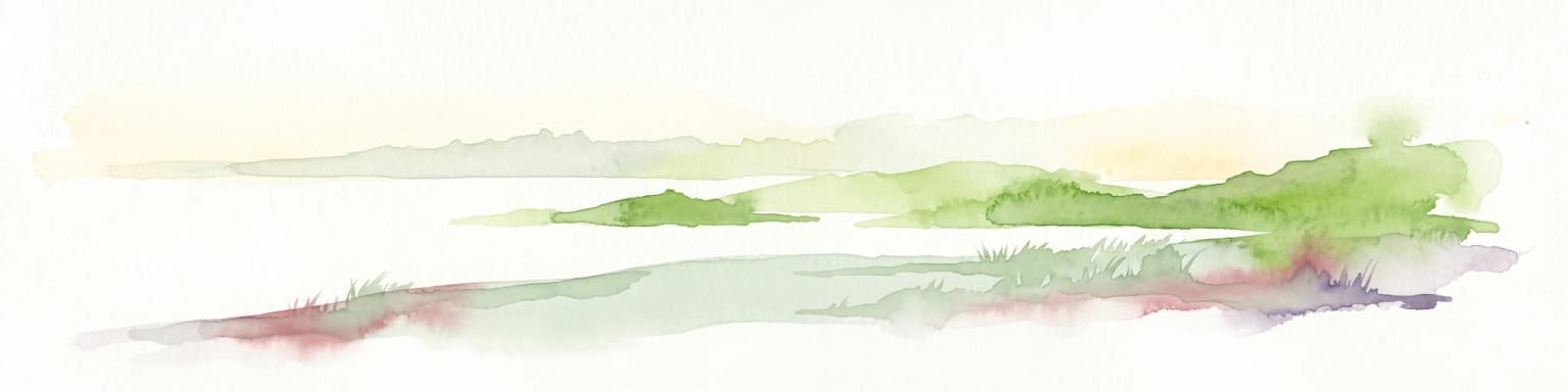Una suave acuarela de un paisaje costero sereno con colinas verdes distantes, agua en calma y hierbas en primer plano, representada en un estilo minimalista sobre un fondo blanco.