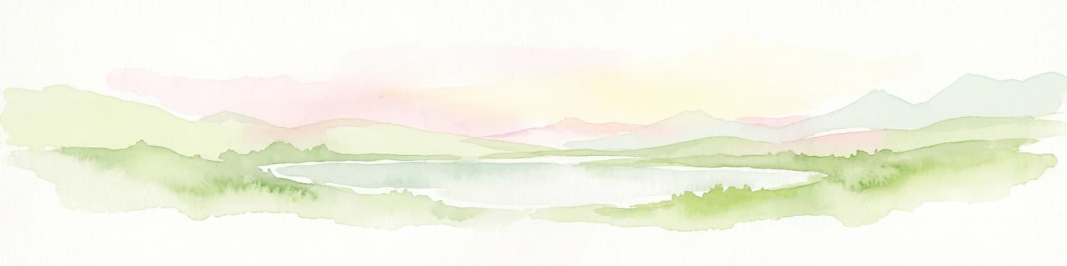 Una suave acuarela minimalista de un lago sereno entre colinas onduladas bajo un cielo de tonos pastel.