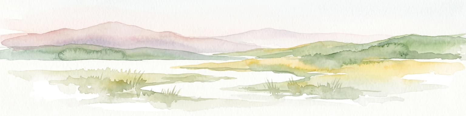 Una suave acuarela que representa un amplio paisaje montañoso abierto, con colinas verdes onduladas, vegetación frontal de un amarillo apagado y cadenas montañosas de un púrpura pálido en la distancia.