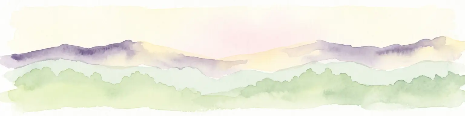 Una ilustración en acuarela que representa capas de colinas verdes y picos de montañas púrpuras contra un cielo suave y pálido.