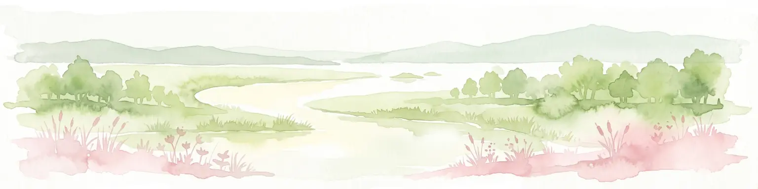 Una pintura en acuarela que muestra una vista panorámica de un paisaje fluvial con frondosos árboles verdes, hierbas y suaves flores rosadas en primer plano contra un cielo claro.
