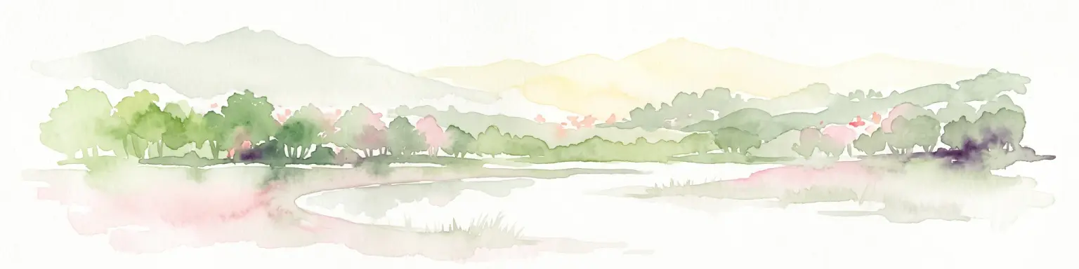 Una suave acuarela horizontal que muestra un paisaje verde y ocre de árboles y colinas con una masa de agua reflectante en primer plano, sobre un fondo blanco.