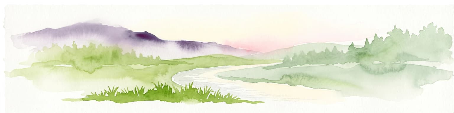 Una pintura horizontal en acuarela que muestra montañas lejanas en tonos púrpura, suaves colinas verdes onduladas, un río o arroyo central serpenteante y elementos de hierba en primer plano sobre un fondo blanco.